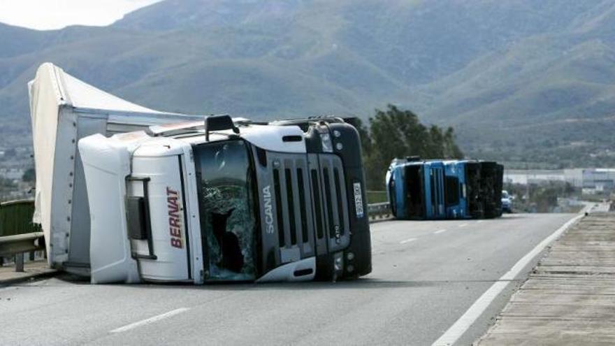 El viento &#039;tumba&#039; seis camiones en Tarragona