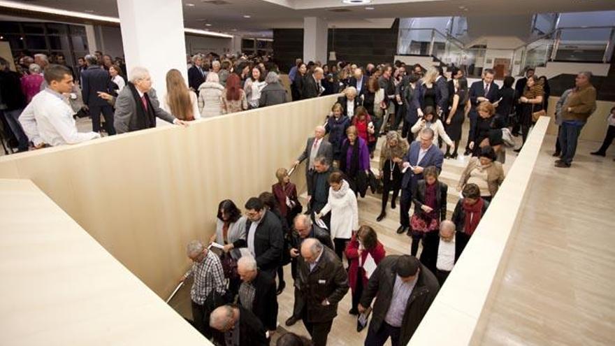 El Diputado del Común, Jerónimo Saavedra, a su llegada. A la derecha, espectadores consultando el programa.