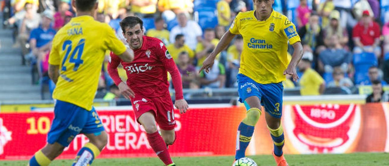 Lemos conduce el balón durante el partido con el Sporting.