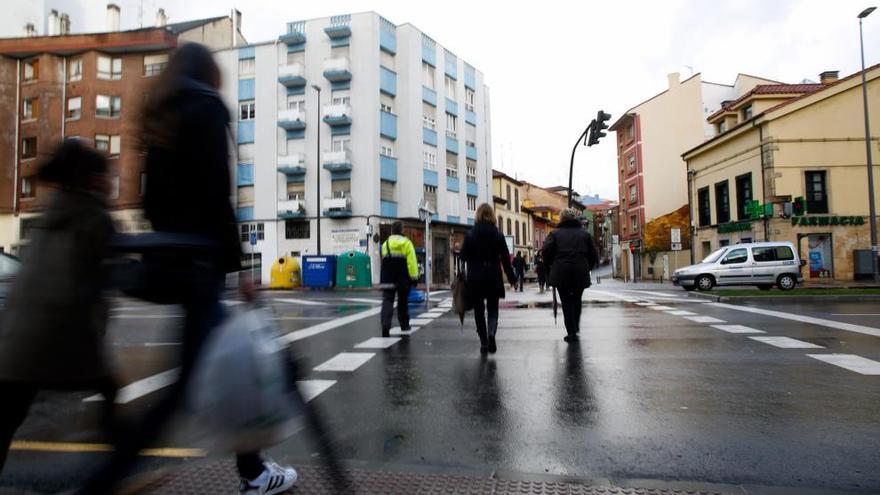 El paso de peatones ubicado en la confluencia de la avenida de Cervantes y la calle Rivero.