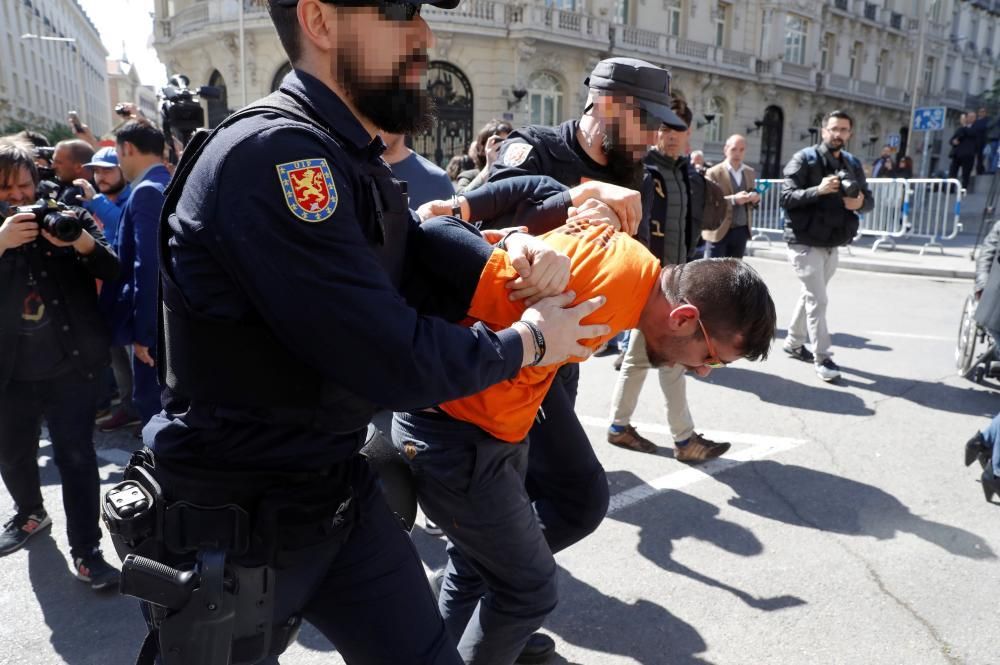 Han cortado el tráfico para pedir a la ministra de Industria, Reyes Maroto, que actúe definitivamente y evite el cierre de las plantas de A Coruña y Avilés.