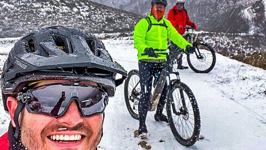 Los ciclistas Gabriel González, Julio Fernández y Gonzalo Fernández-Villarmarzo, durante una ruta de montaña por Illas. 