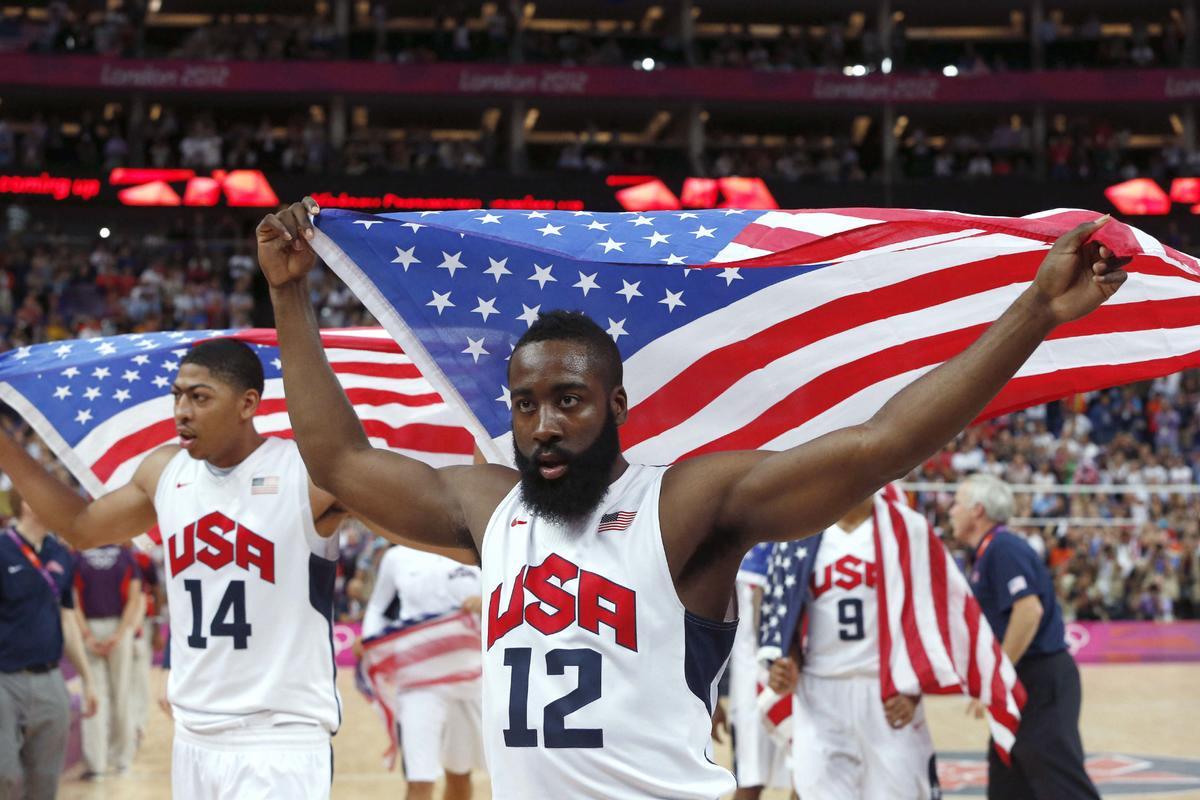 Los jugadores estadounidenses James Harden y Anthony Davis en los Juegos Olímpicos de Londres 2012.