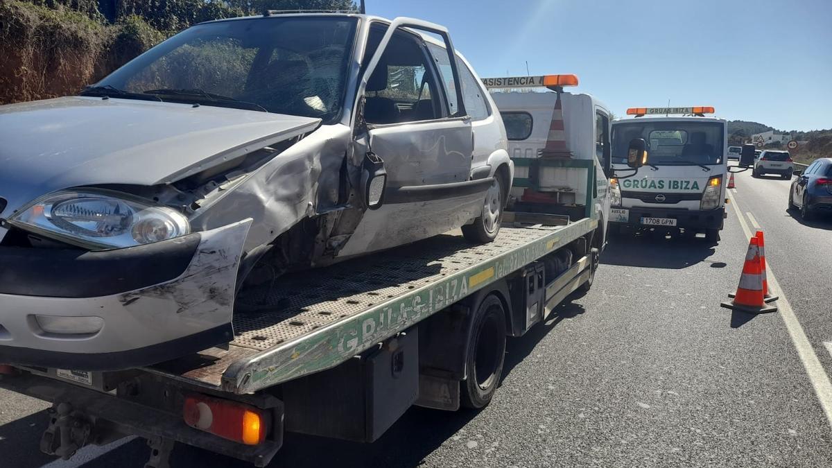Uno de los dos coches implicados en el accidente de tráfico de Sant Rafel