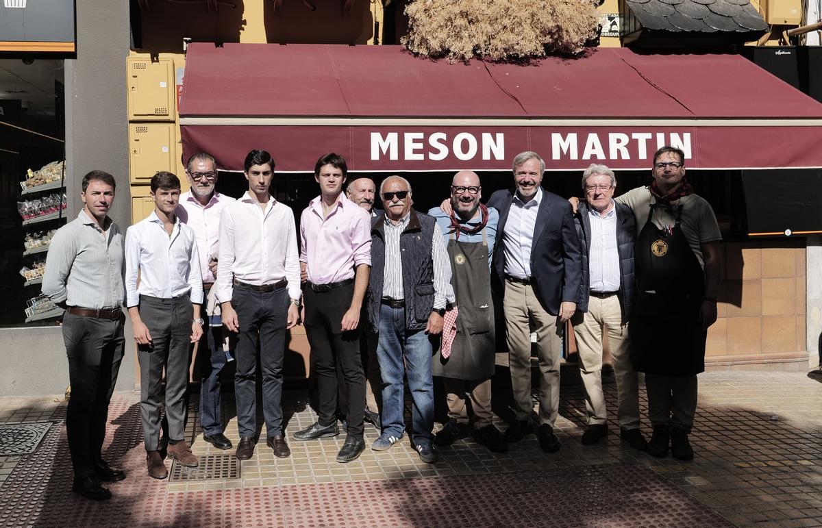 Jorge Azcón junto a los miembros del toreo aragonés.