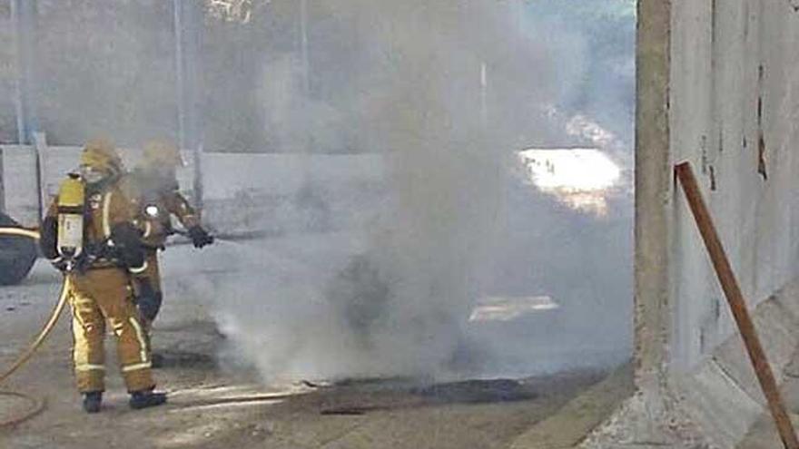 Los bomberos, durante la extinciÃ³n de los neumÃ¡ticos en llamas en la estacion naval.