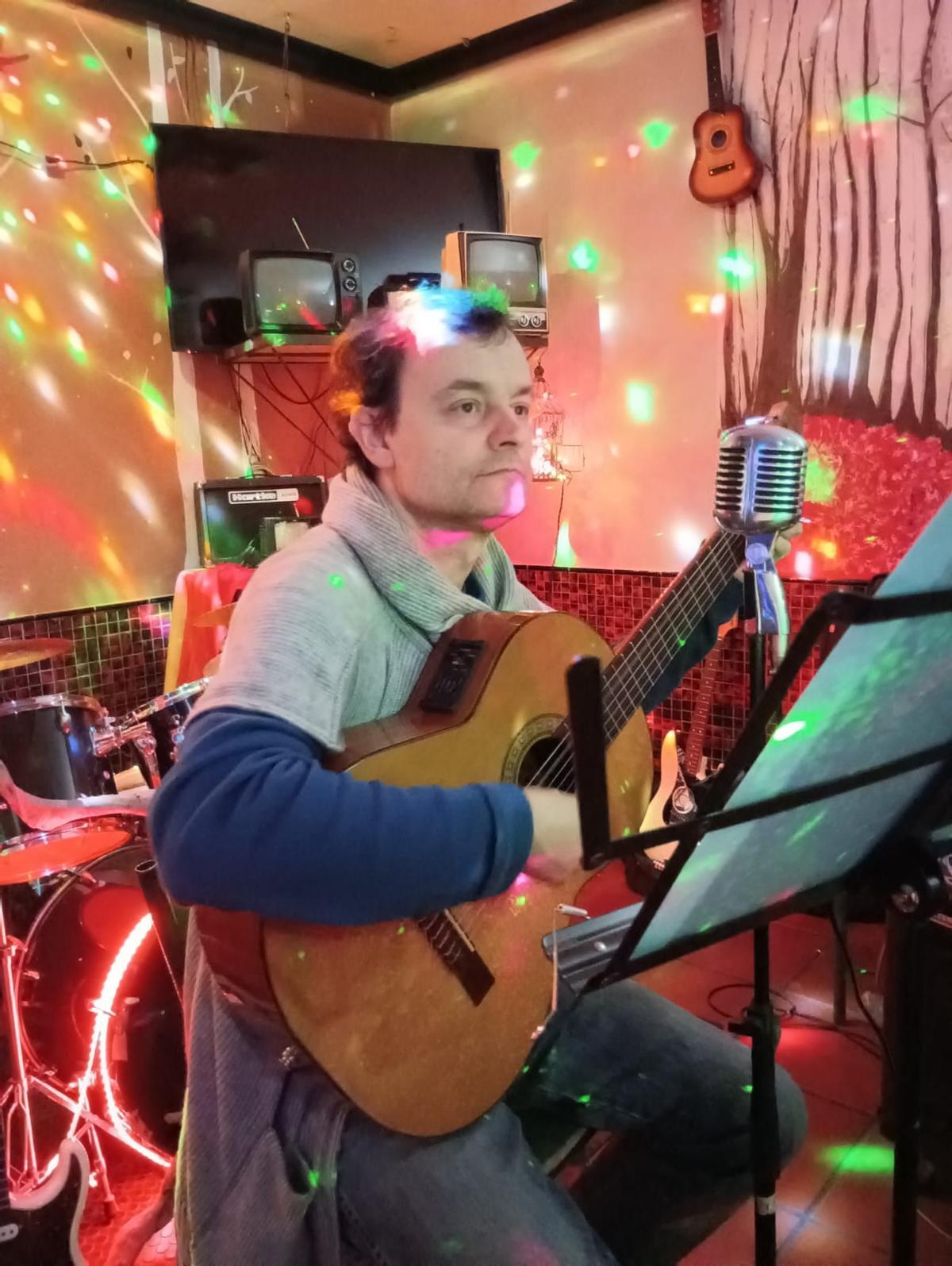 Fernando Triviño ensayando con la guitarra