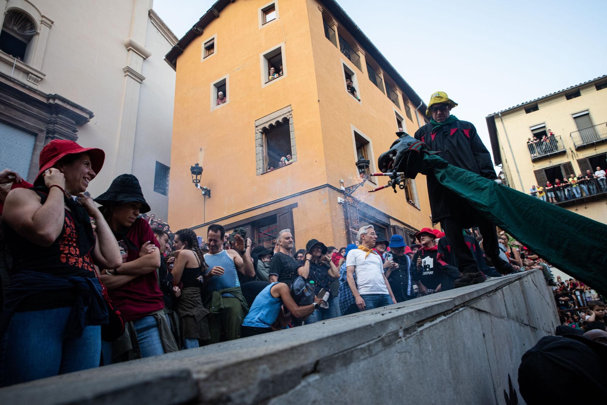 Les millors fotos dels primers salts del passacarrers de la Patum 2025