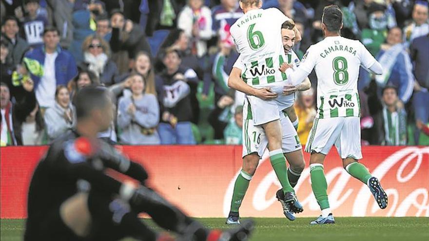 El Villarreal resucita a un Real Betis que jugó con ‘12’