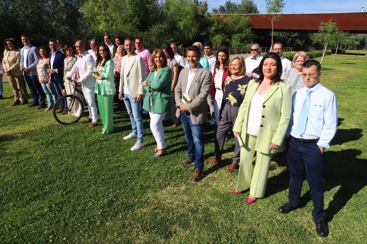 Antonio Hurtado y la candidatura del PSOE al completo, en el parque de Miraflores.