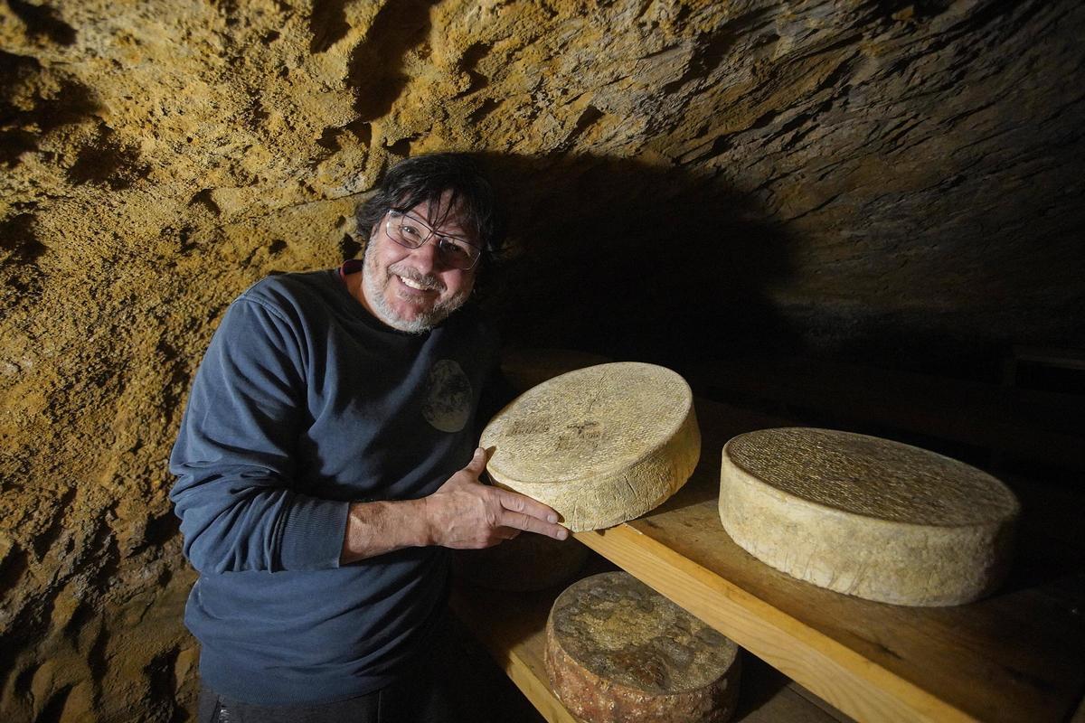 Martí Huguet amb el Terrós a la cova, espai subterrani del mas dedicat a la maduració de formatges.