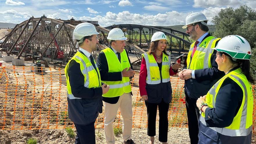 Jesús Morales, Rocío Díaz y Adolfo Molina, en el centro, durante la visita a las obras del puente de hierro de Villa del Río.