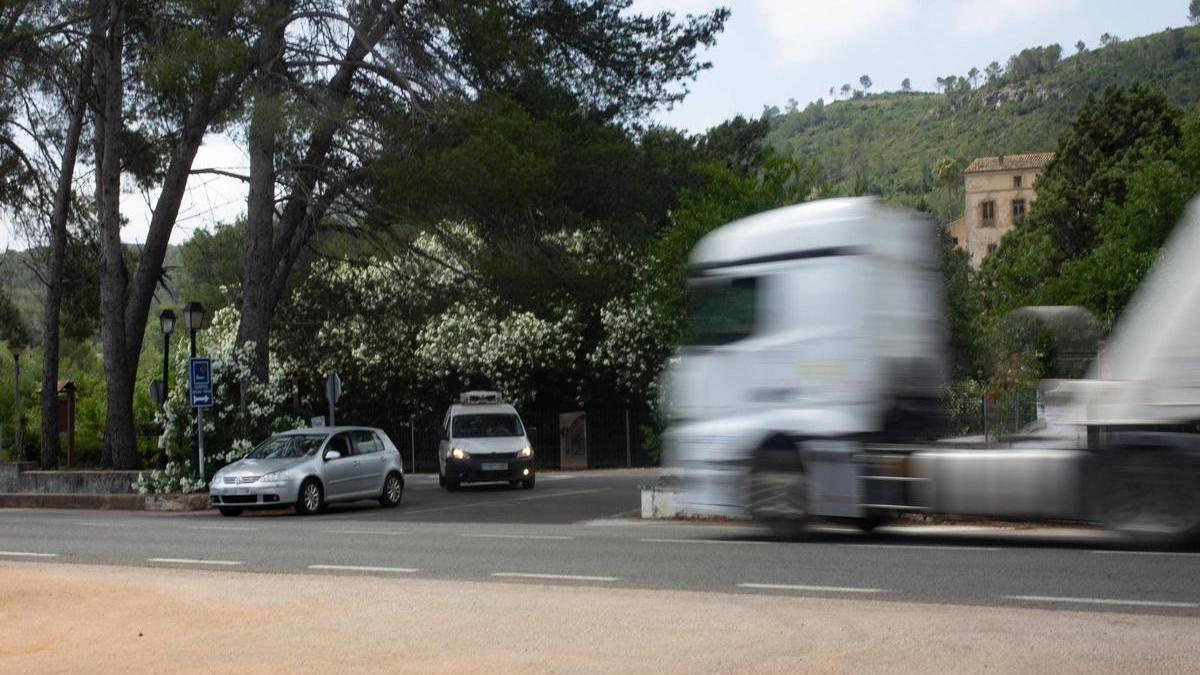 Un camión de gran tonelaje circula por la CV-50 ante el acceso al monasterio en una imagen de archivo.