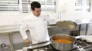 Marcos Morán cocina un menú asturiano en el mercado de la Paz