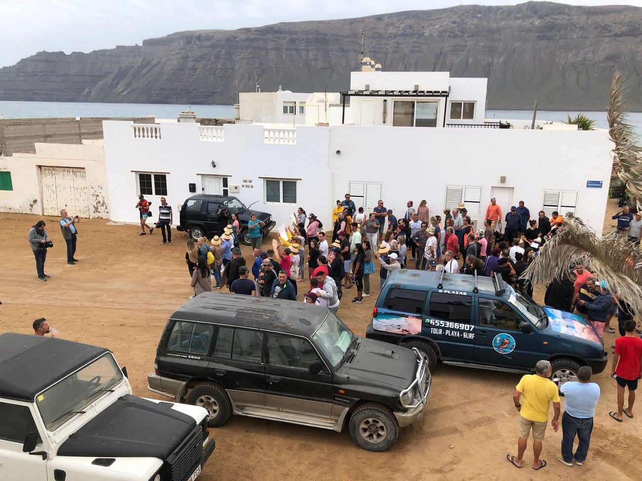 Manifestación en La Graciosa en contra del cierre del acceso a playa La Lambra