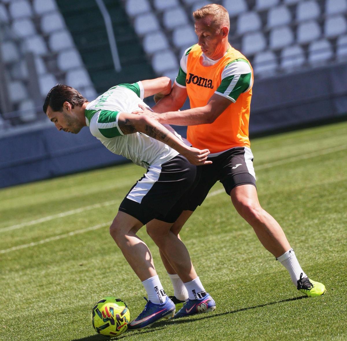 Guardiola y Obolskii, en el entrenamiento de este jueves.