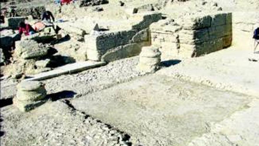 La excavación de la curia pone al descubierto el pavimento de mármol