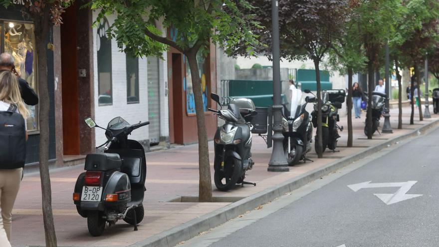 Motos aparcadas en una acera de una calle de Zaragoza, una imagen que ya no se permitirá con la nueva ordenanza. | ÁNGEL DE CASTRO
