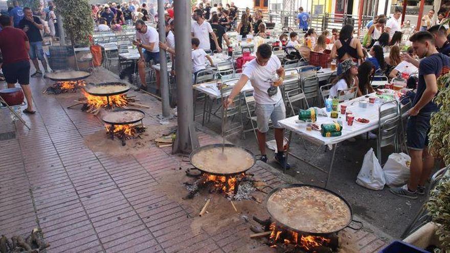 Las peñas de Vila-real reúnen a 2.000 personas en el concurso de paellas