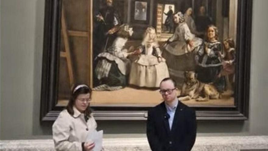 Dos jóvenes con discapacidad hacen viral un vídeo sobre ‘Las Meninas’ en el Museo del Pardo