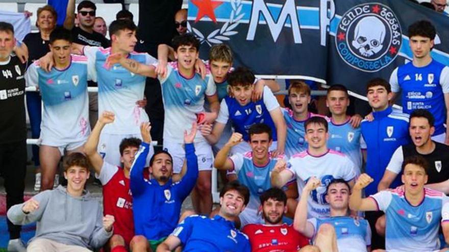 Los jugadores del Juvenil A del Compos celebran con la afición la permanencia en División de Honor