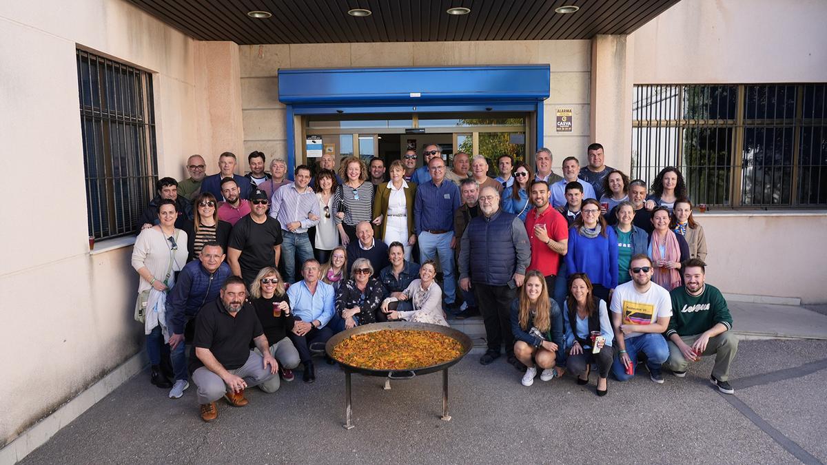 Foto de familia de la plantilla de 'Mediterráneo', instantes antes de empezar a comer, este jueves.