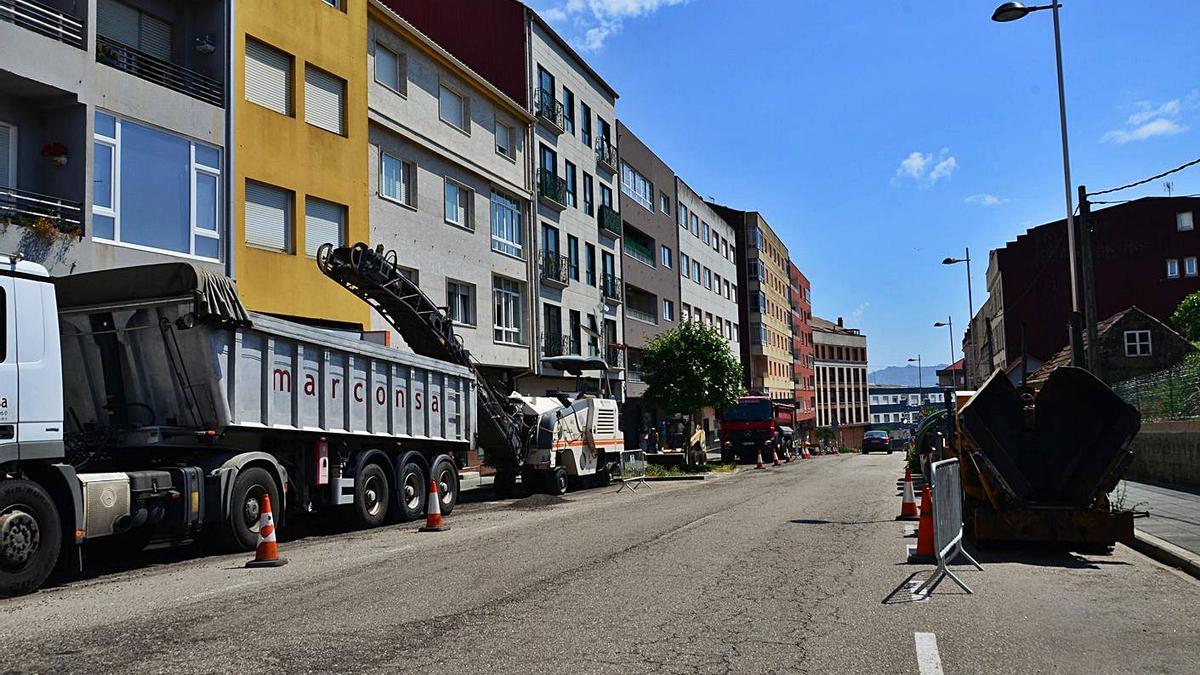 Maquinaria en la calle Daniel Castelao para proceder a su asfaltado.   | // GONZALO NÚÑEZ