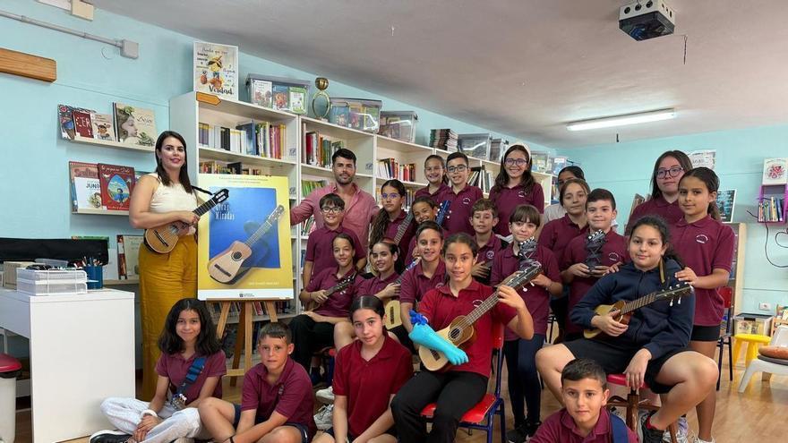 La historia de Paula Santana, la niña canaria que logró tocar el timple gracias a una prótesis 3D: "Era mi sueño"