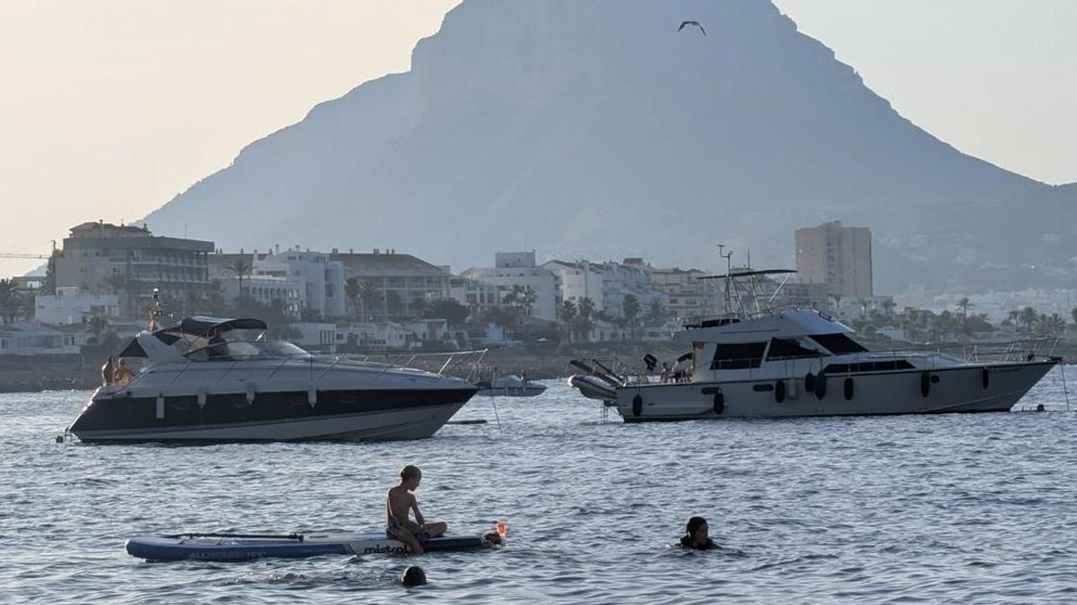 Embarcaciones con el ancla arrojada sobre la posidonia en la Cala Blanca de Xàbia