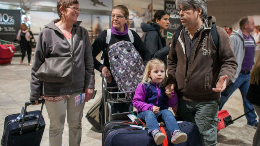 Una de las familias belgas llegadas ayer de vacaciones a la provincia