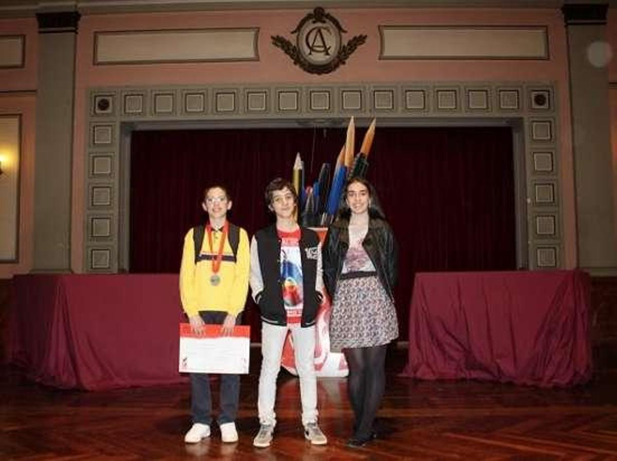 Los alumnos de Trasdeza, tras recoger sus galardones.