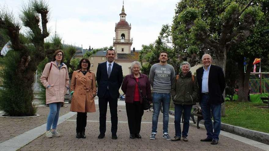 El jurado: por la izquierda, Ángela Alonso, Belén Rico Prieto, Marco A. Prieto, Nieves Rodríguez, Omar García, Ernestina Fernández y Manuel Vijande, en el parque del Medal veigueño.