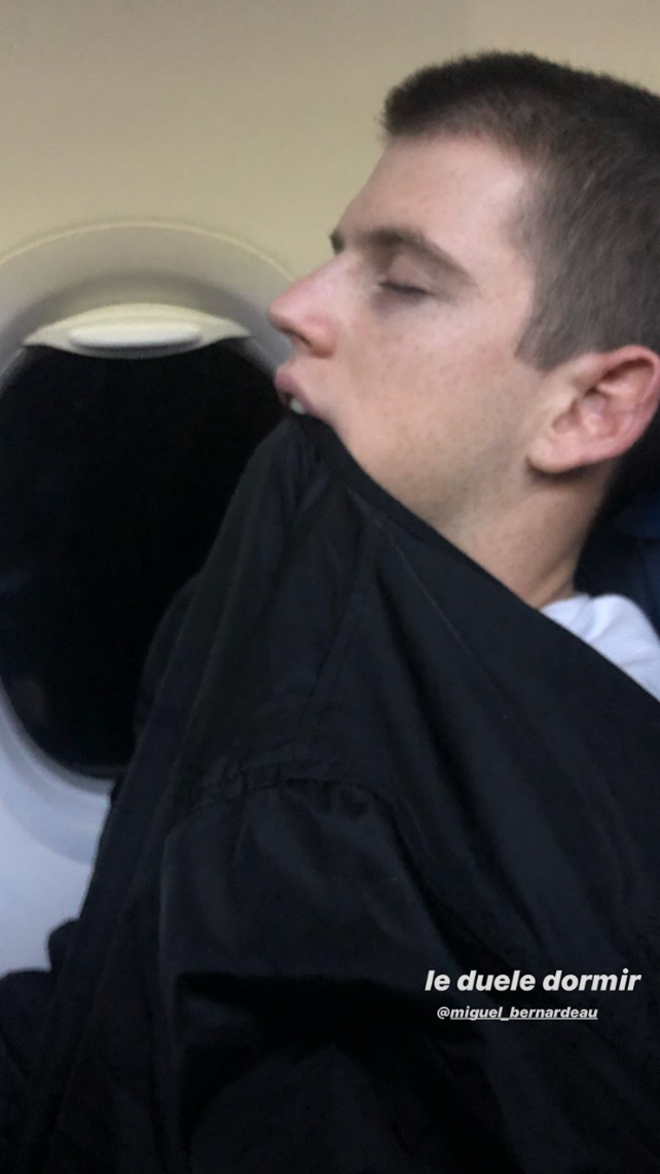 Miguel Bernardeau durmiendo en un vuelo