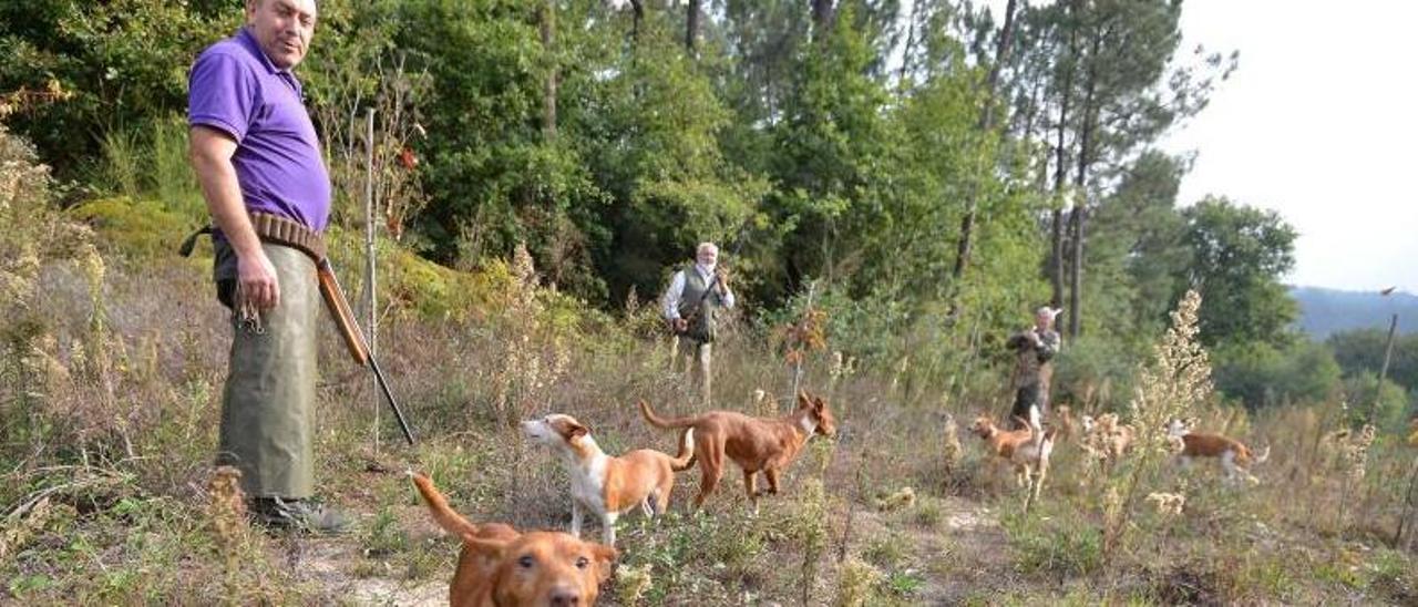 Cazadores en los montes de Barro en una anterior temporada de caza. |   // GUSTAVO SANTOS