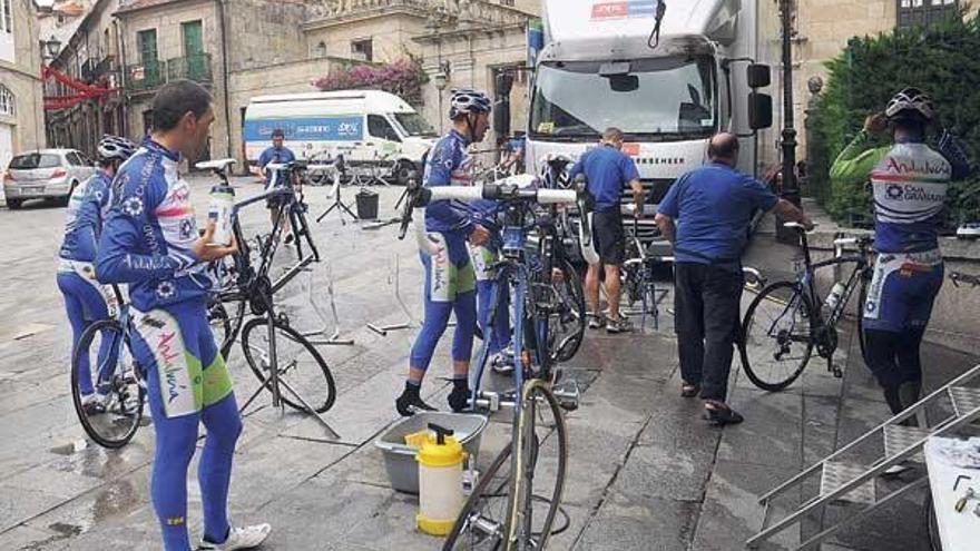 El equipo ciclista Andalucía Cajagranada, ayer, pone a punto su material a las puertas del Parador.  // Rafa Vázquez