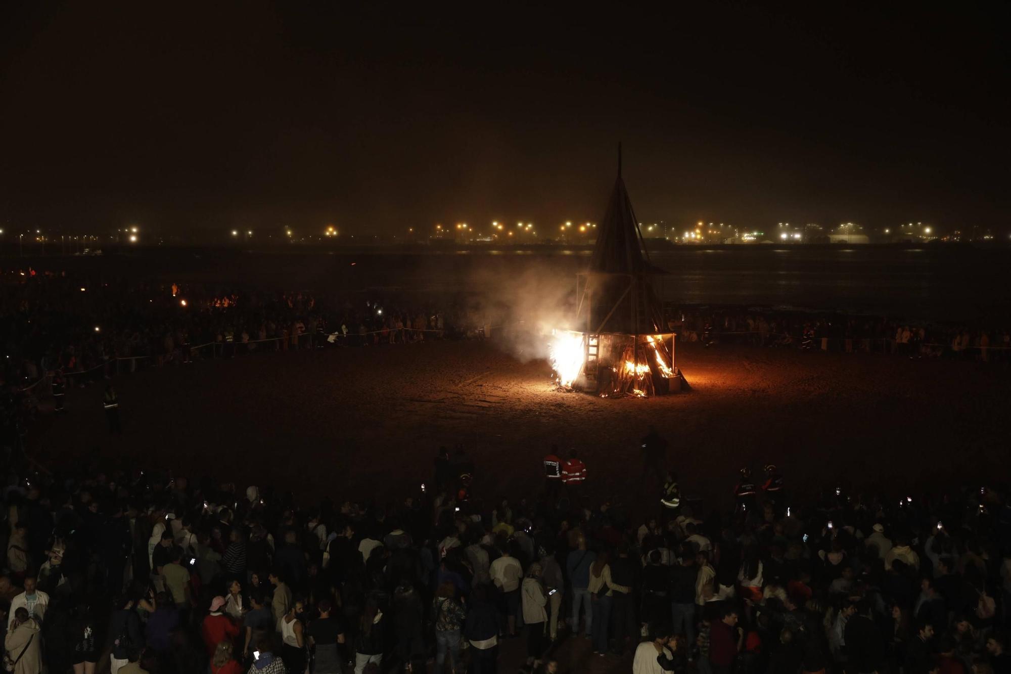 Así fue el encendido de la Hoguera de San Juan en Gijón (en imágenes)