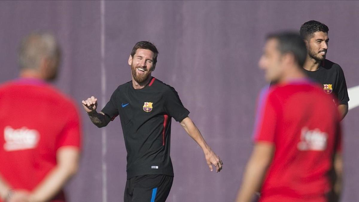 Messi y Suárez, al fondo, frente a Valverde y Aspiazu, el ayudante del entrenador, en la última sesión previa al clásico.