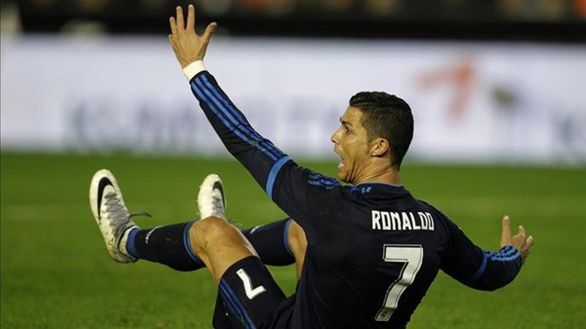 Cristiano Ronaldo se queja por la decisión del árbitro