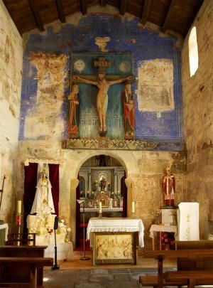 Pinturas e altar do templo