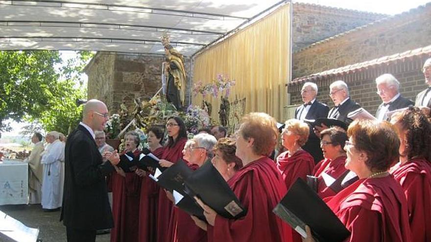 Un momento de la actuación de la coral polifónica de Santa Cristina de la Polvorosa, ayer, en Navianos.