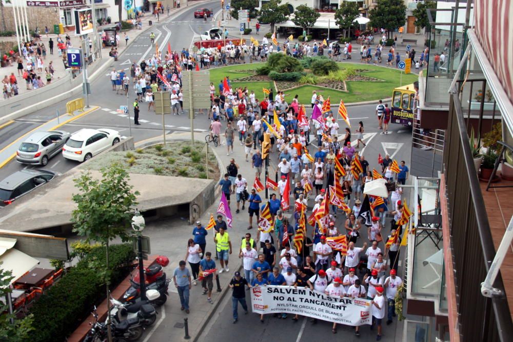 Manifestació contra els acomiadaments a Nylstar