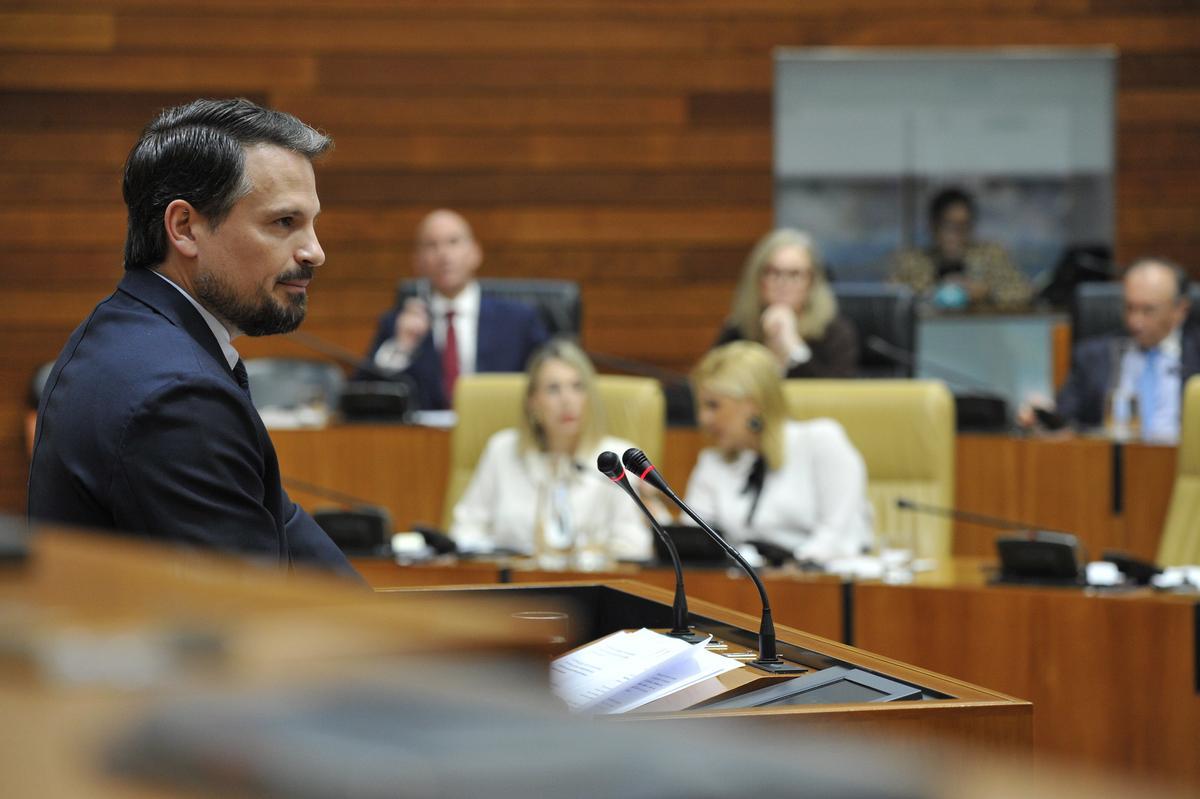 El consejero de Presidencia, Interior y Diálogo Social, Abel Bautista, en el pleno de la Asamblea de Extremadura.