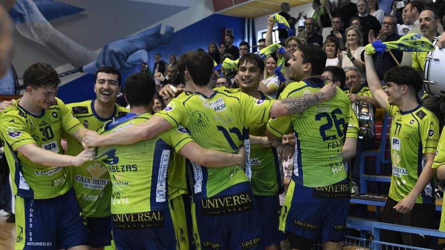Los jugadores del BM Caja Rural Zamora celebran su clasificación para la fase.