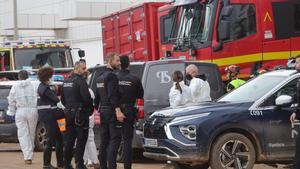 Levantamiento del cadáver de una mujer en la zona comercial de Alfafar.