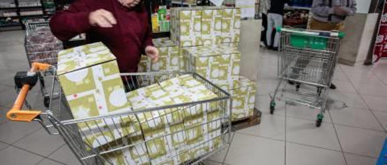 El economato de Cáritas acogió ayer el reparto de los lotes navideños.