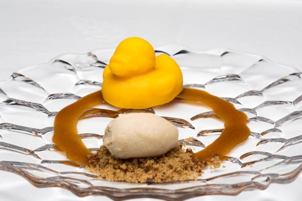Patito de goma de limón, con tofe de lima y helado de pan de especias