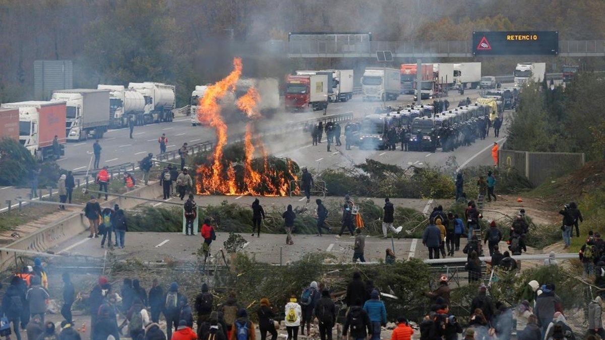 Los Mossos, instantes antes de desalojar la AP-7 en Girona