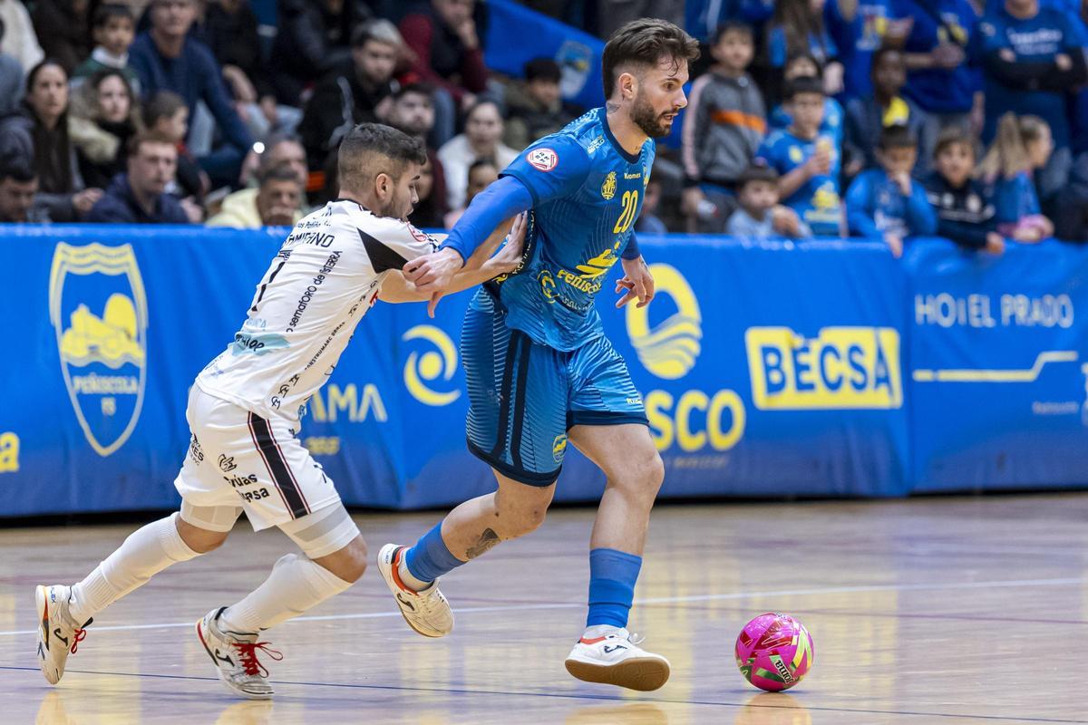 El futbolista del Peñíscola controla el balón ante la presión rival.