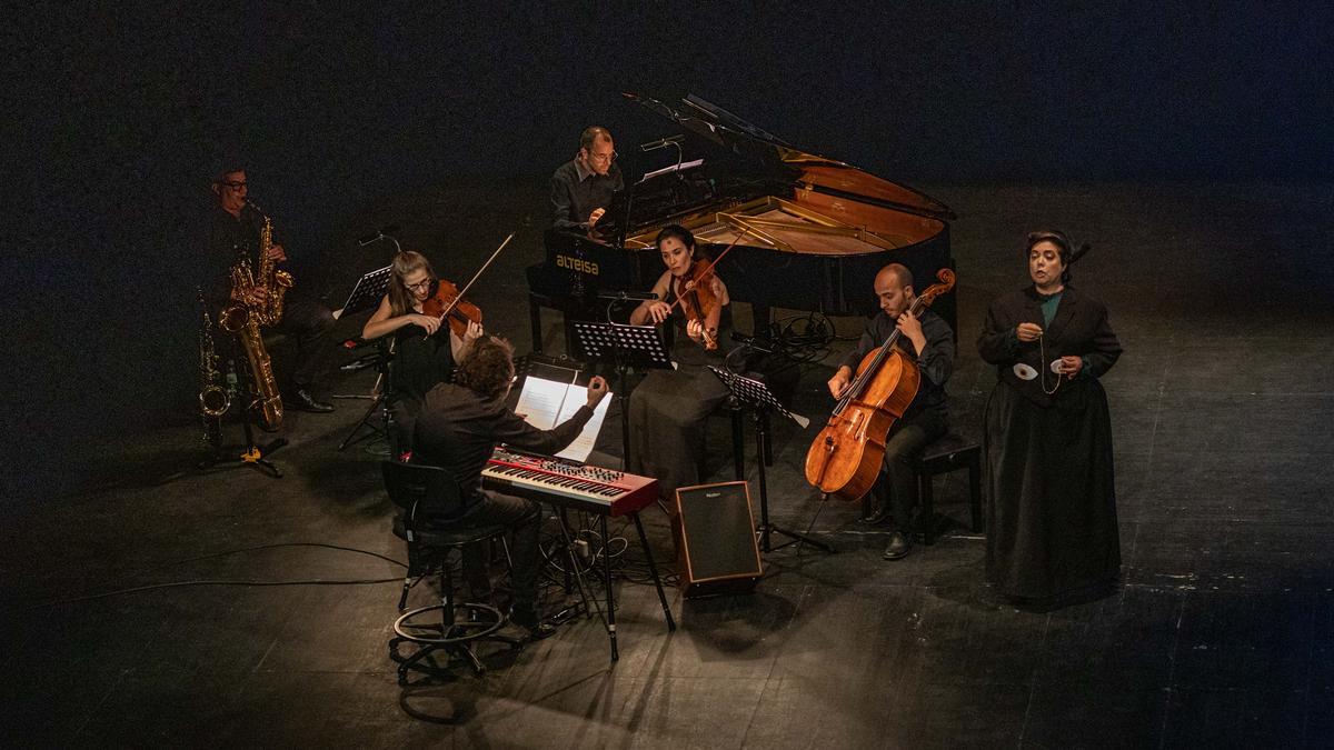 La soprano Conchi Moyano junto a los músicos en la actuación en el Teatro Ramos Carrión