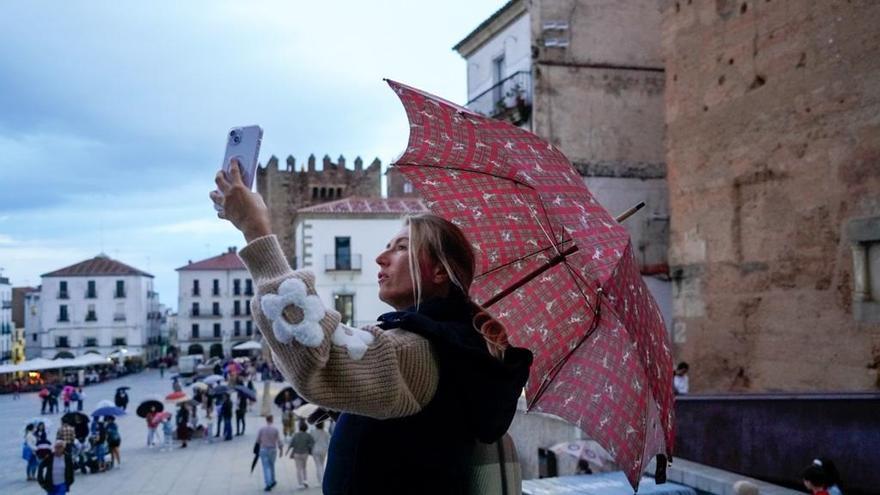 Una noche del patrimonio bajo el paraguas en Cáceres